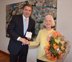 Oberbürgermeister Jürgen Krogmann überreicht Annelies Müller die Karl-Jaspers-Medaille. Foto: Stadt Oldenburg
