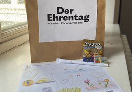 Die „Ehrentags“-Tüten enthalten einen Kugelschreiber, Süßigkeiten sowie eine von Kita-Kindern gestaltete Postkarte, die Menschen in der Nachbarschaft miteinander ins Gespräch bringen soll. Foto: Stadt Oldenburg