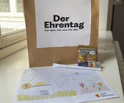 Die „Ehrentags“-Tüten enthalten einen Kugelschreiber, Süßigkeiten sowie eine von Kita-Kindern gestaltete Postkarte, die Menschen in der Nachbarschaft miteinander ins Gespräch bringen soll. Foto: Stadt Oldenburg