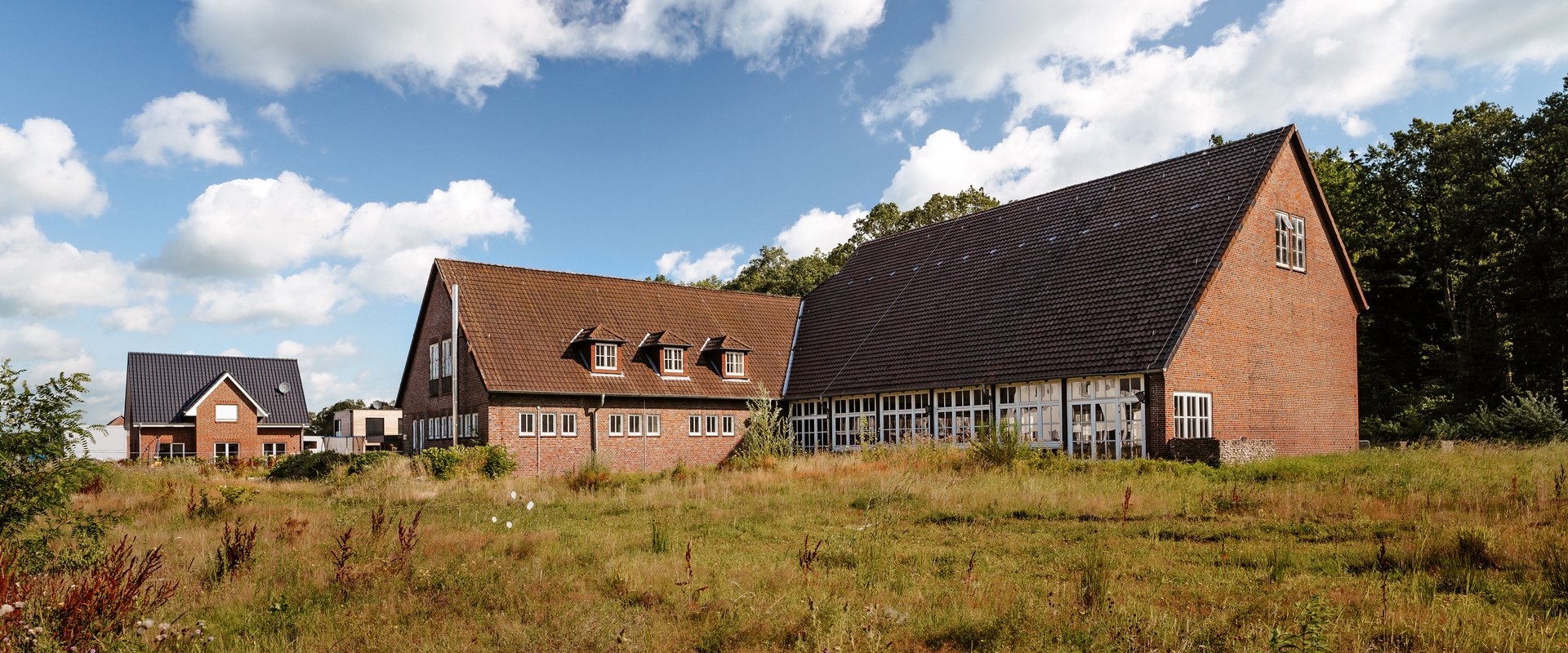 Gebäude auf dem Fliegerhorst. Foto: Mittwollen und Gradetchliev