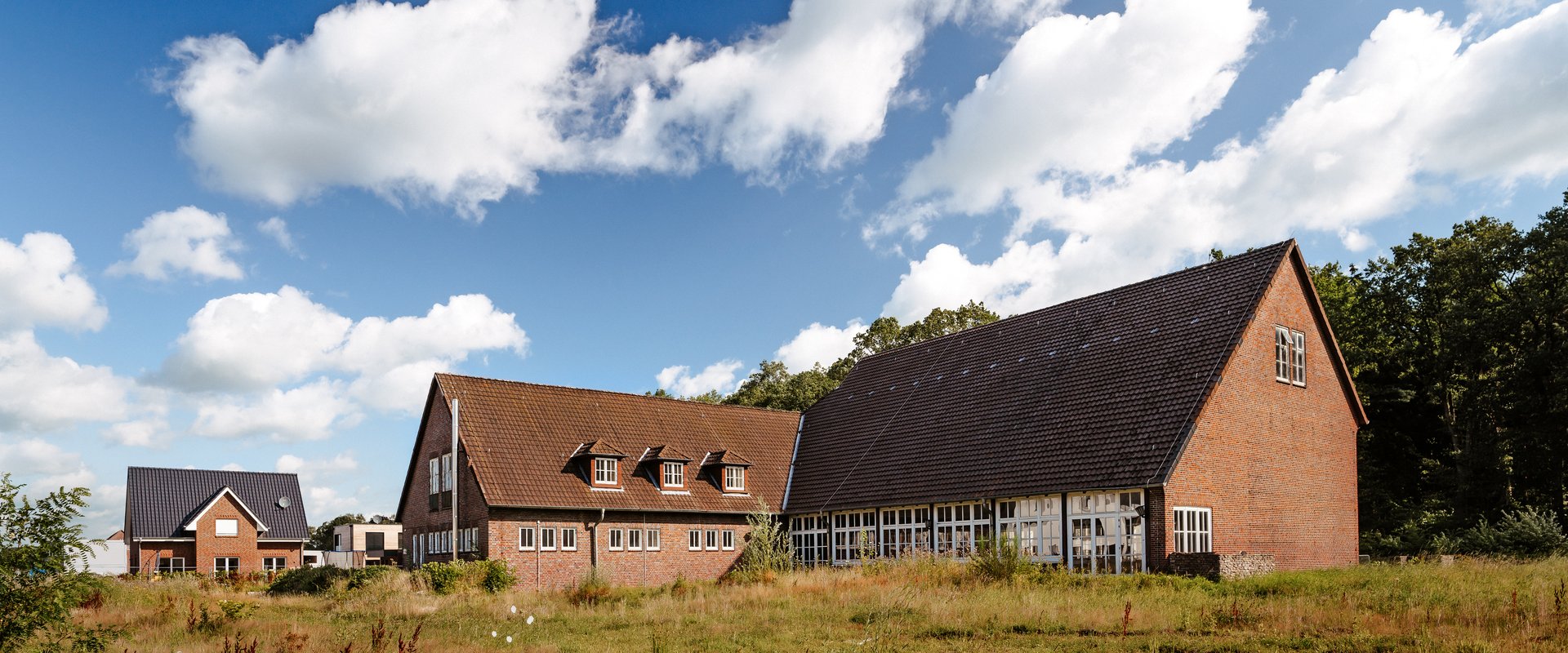 Gebäude auf dem Fliegerhorst. Foto: Mittwollen und Gradetchliev