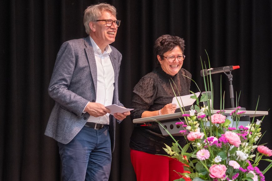 Schulamtsleiter Matthias Welp (links) und Meike Dikosso, Leiterin des Amtes für Teilhabe und Soziales auf der Bühne. Foto: Sascha Stüber