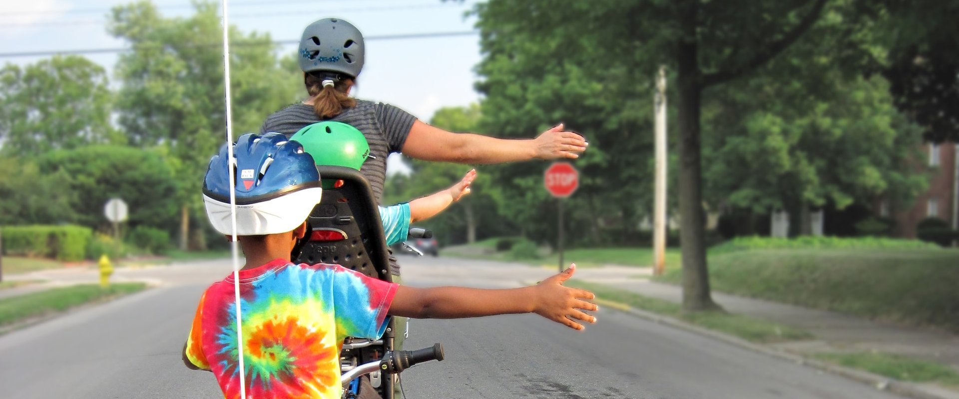 Frau mit Kind auf dem Rad. Foto: mark-stosberg/unsplash.de