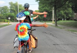 Frau mit Kind auf dem Rad. Foto: mark-stosberg/unsplash.de