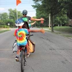Frau mit Kind auf dem Rad. Foto: mark-stosberg/unsplash.de
