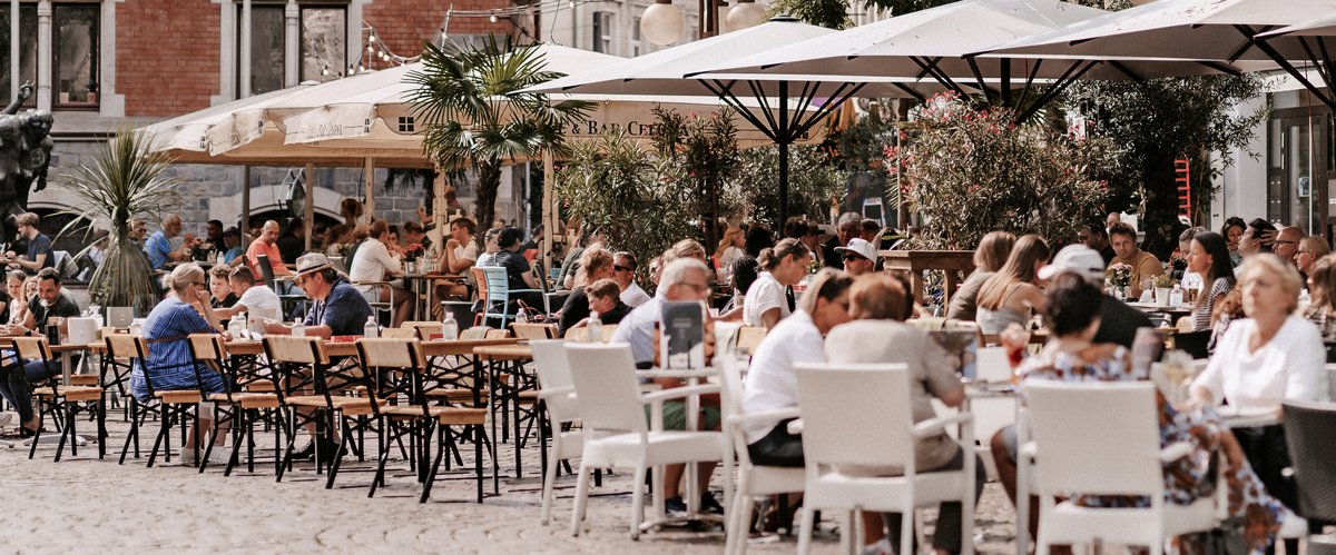 Menschen in den Cafés am Rathausplatz. Foto: Mittwollen und Gradetchliev