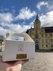Foto Kuchenbox for dem Oldenburger Schloss vor blauem Himmel Foto: Stadt Oldenburg