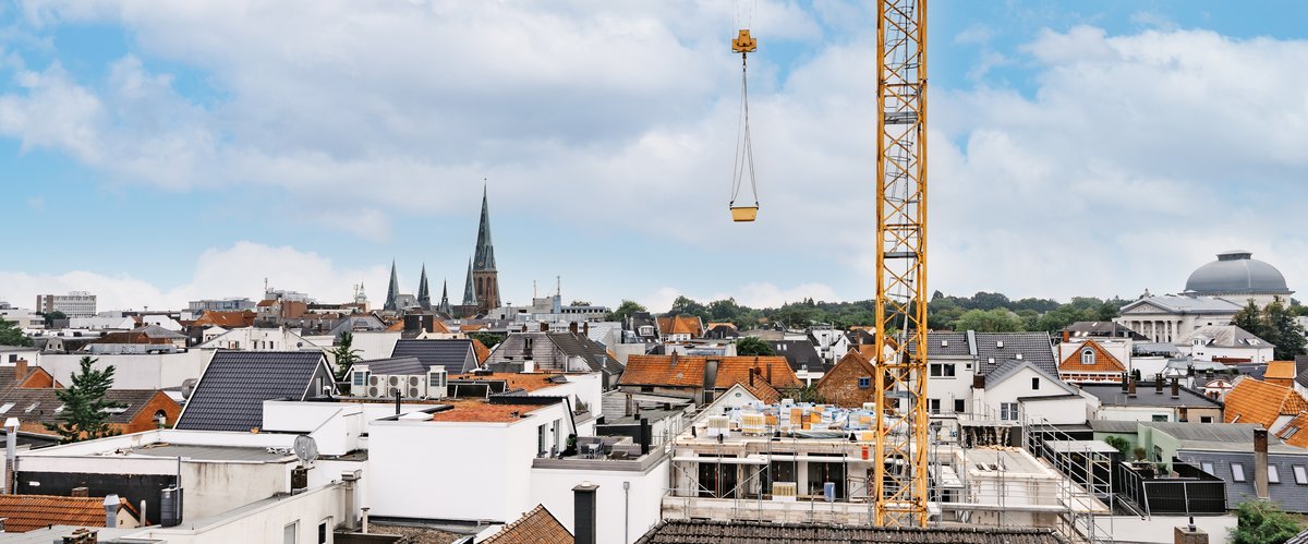 Großer Kran über den Dächern der Stadt. Foto: Mittwollen und Gradetchliev