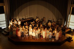 Kinderchor mit Orchester. Foto: Anne Hoeltzenbein