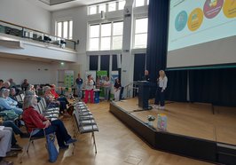 Besucherinnen und Besucher beim Oldenburger Info-Happen den Informationen rund um die Themen Pflege, Wohnen im Alter, Vorsorge, Gesundheit und gesellschaftliche Teilhabe. Foto: Stadt Oldenburg
