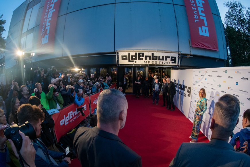 Blick auf den roten Teppich vor dem Staatstheater bei der Filmfest-Eröffnung. Foto: Sascha Stüber