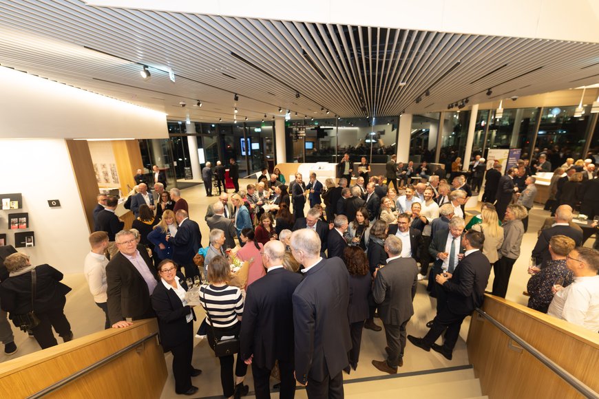 Blick von oben auf die Gäste im Foyer. Foto: Sascha Stüber