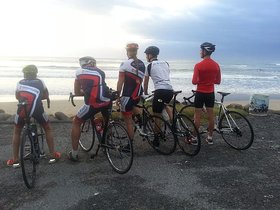 Athletinnen und Athleten des 1. TCO Die Bären auf ihren Rennrädern am Strand von East London. Foto: 1. TCO Die Bären