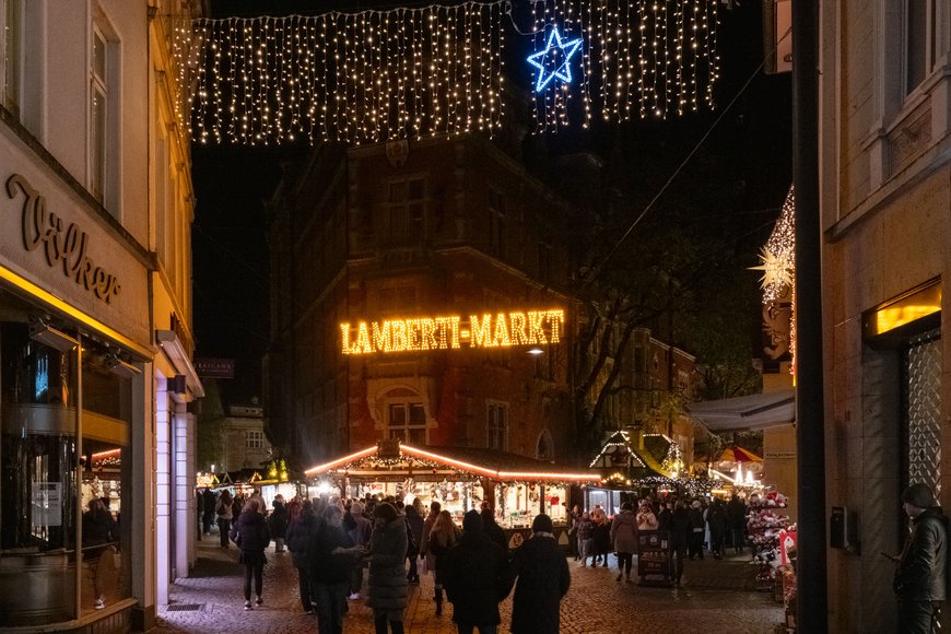 Blick in Richtung Rathaus mit beleuchtetem Lamberti-Markt-Schild beim Lamberti-Markt 2024. Foto: Sascha Stüber