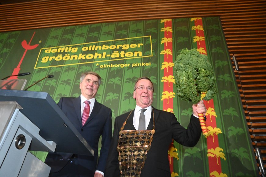 Oberbürgermeister Jürgen Krogmann (links) sowie Verteidigungsminister und neuer Kohlkönig von Oldenburg Boris Pistorius. Foto: Torsten von Reeken