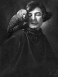 Frieda G. Riess, Selbstbildnis mit Papagei, Fotografie, 1922 Foto: Griffelkunst Frieda G. Riess, Selbstbildnis mit Papagei, Fotografie, 1922 Foto: Griffelkunst