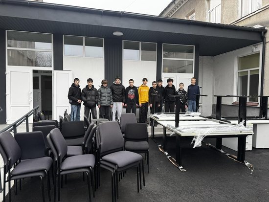 Schüler in der ukrainischen Stadt Scheptyzkyj (ehemals Chervonohrad) mit einigen Schreibtischen und Stühlen aus Oldenburg, die ab sofort vor Ort in ihrer Schule genutzt werden. Foto: Scheptyzkyj Foto: Scheptyzkyj