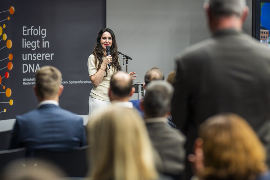 Imke Folkerts Die Teilnehmenden stellen interessierte Nachfragen. Foto: Imke Folkerts