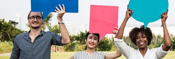 Drei Menschen halten Sprechblasen in die Luft. Foto: rawpixel.com