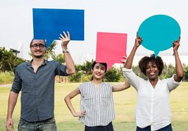 Drei Menschen halten Sprechblasen in die Luft. Foto: rawpixel.com