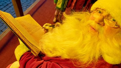 Der Weihnachtsmann mit seinem großen Wunschbuch. Foto: Sascha Stüber