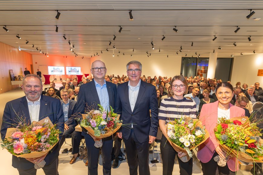 Jürgen Krogmann mit engen Kolleginnen und Kollegen aus dem Rathaus. Foto: Sascha Stüber