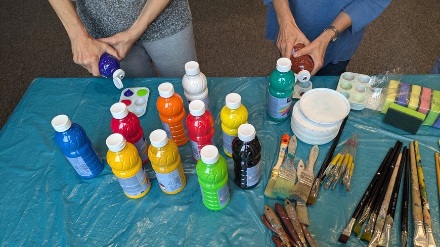 Farben und Pinsel für den Workshop zur Farbe Blau. Foto: Stadt Oldenburg