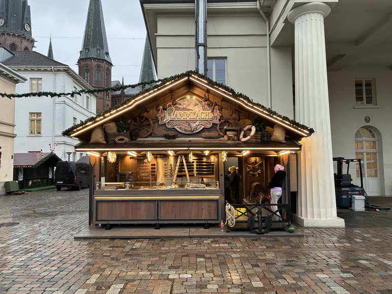 Stadt Oldenburg Der Flammlachs-Stand beim Aufbau auf dem Lamberti-Markt am 19. November 2025. Foto: Stadt Oldenburg
