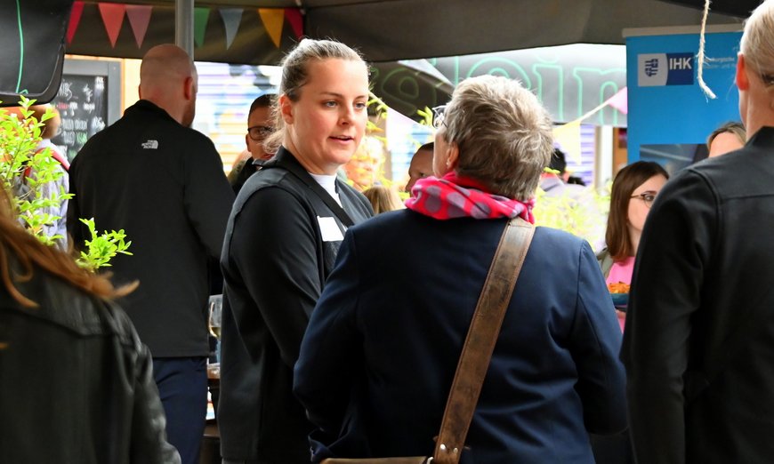 Zwei Frauen unterhalten sich miteinander. Foto: Robert Gertzen 