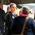Vorschau: Zwei Frauen unterhalten sich miteinander. Foto: Robert Gertzen 