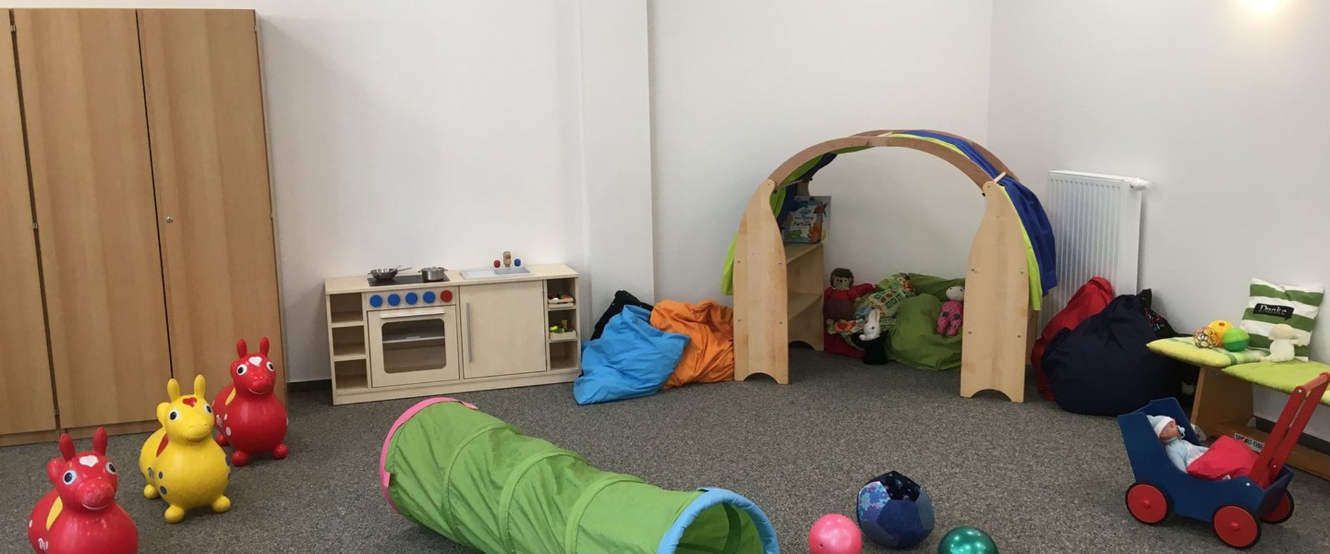 Ein Raum für Kindergruppen mit Spielzeug