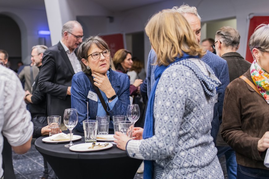 Imke Folkerts Die Gäste des 40. Kontaktpunkts Wirtschaft tauschen sich aus. Foto: Imke Folkerts