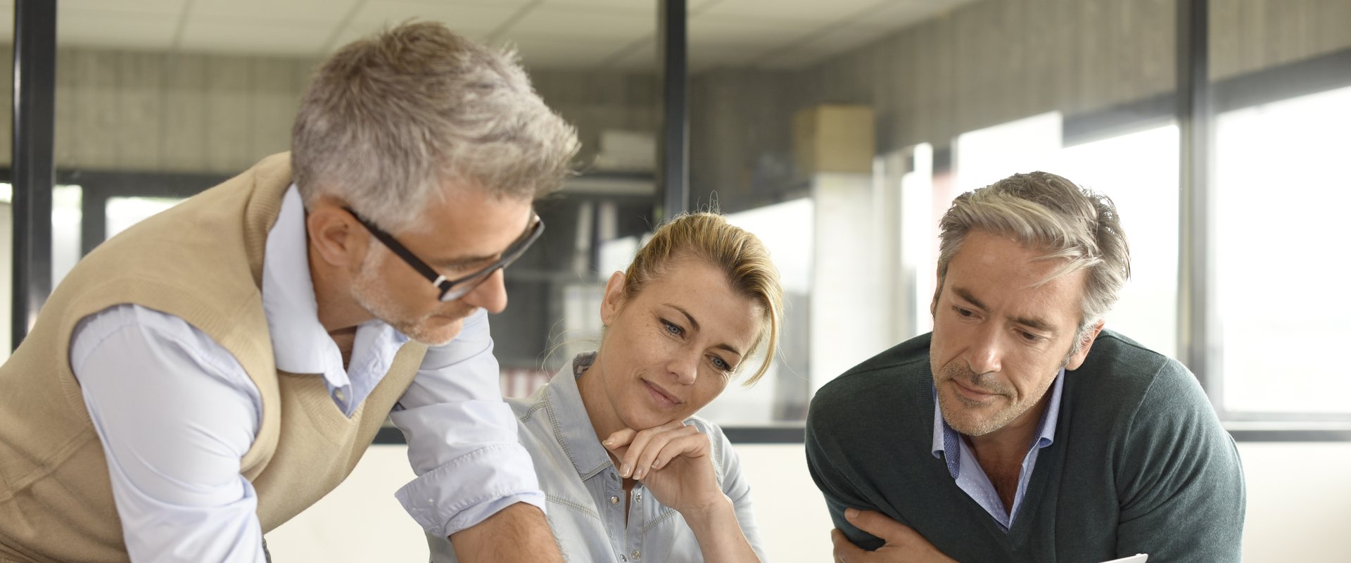 Drei Menschen im Beratungsgespräch. Foto: goodluz/Fotolia