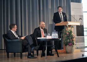 Von links nach rechts: Journalist Holger Ahäuser, Preisträger Ahmad Mansour und Oberbürgermeister Jürgen Krogmann. Foto: Peter Kreier.