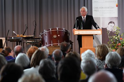 Thomas Rodt bei seiner Rede über die Presiträgerin. Foto: Jörg Hemmen
