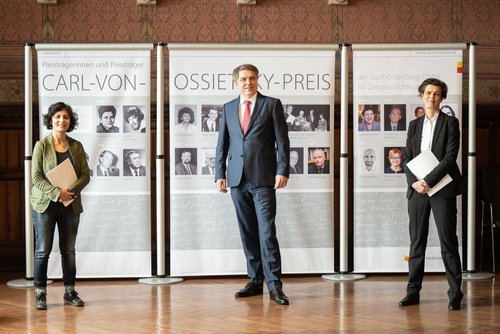 Ehrung nachgeholt: Oberbürgermeister Jürgen Krogmann gratulierte Ossietzky-Preisträgerin Carolin Emcke (rechts). Den Kompositionspreis nahm Farzia Fallah entgegen. Foto: Mohssen Assanimoghaddam