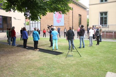 Aufführung der „Unmöglichen Oper“ von Zorka Wollny vor dem Haus für Medienkunst Oldenburg. Foto: Christian Hesse