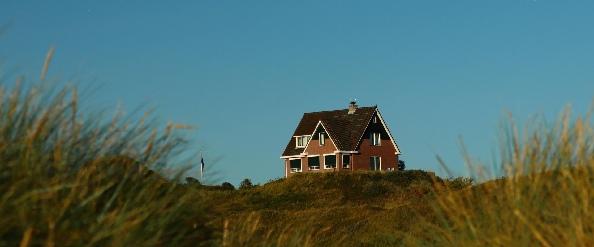 Haus auf einer Insel zwischen den Dünen. Foto: Frederic Hancke/Pexels