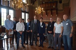 Kai Bölle, Pengfei Niu, Andreas Eißner, Yuanchao Zhao, Prof. Dr. Qinghua Zhou, OB, Tao Song, Wolfgang Pehlken, Andrea Mauritz, Uwe Brandes. Foto: Stadt Oldenburg Kai Bölle, Pengfei Niu, Andreas Eißner, Yuanchao Zhao, Prof. Dr. Qinghua Zhou, OB, Tao Song, Wolfgang Pehlken, Andrea Mauritz, Uwe Brandes stehen im Großen Sitzungssaal des Alten Rathauses. Foto: Stadt Oldenburg