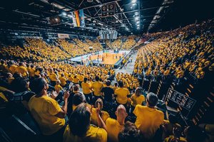 Fans der EWE Baskets Oldenburg in der Großen EWE-Arena. Foto: Ulf Duda
