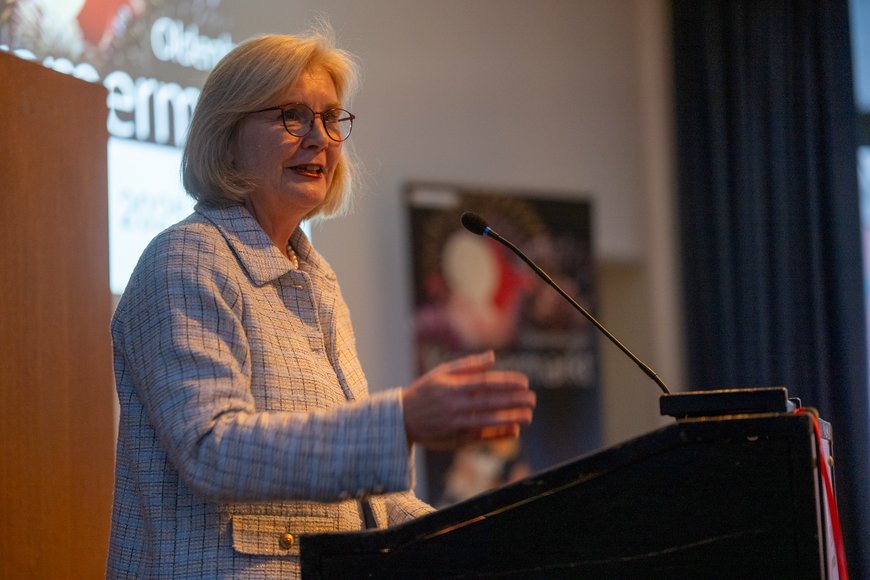 Bürgermeisterin Petra Averbeck hält eine Rede anlässlich der Ehrungen zum Kramermarkt 2025. Foto: Sascha Stüber