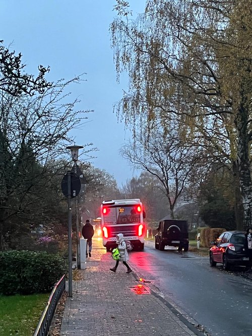 Solche gefährlichen Situationen soll es demnächst nicht mehr geben: Ein Bus der VWG muss auf den Gehweg ausweichen, um parkende Autos in der Lagerstraße zu umfahren. Foto: Stadt Oldenburg Foto: Stadt Oldenburg