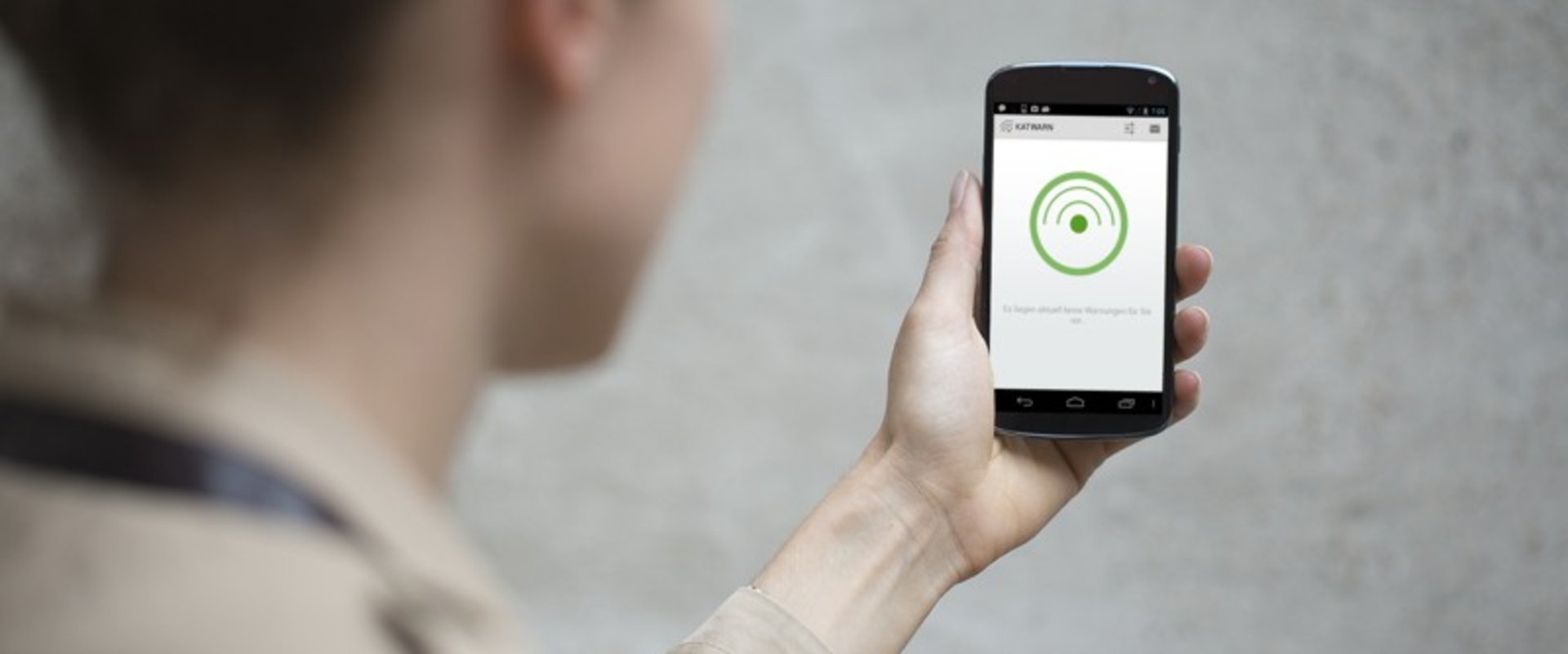KATWARN-Meldung auf dem Handy. Foto: Matthias Heyde Frauenhofer/Focus