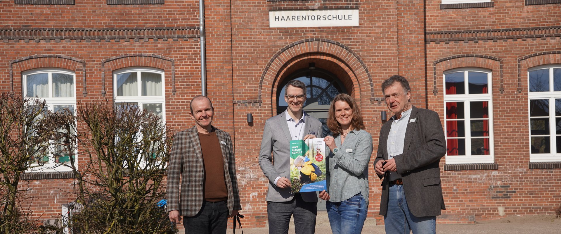 Freuen sich auf viele kreative Ideen von Oldenburger Grundschulen für das Projekt „UWE macht Schule“ (von links): Fritjof Hufeland (Vorstandsvorsitzender Umweltstiftung Weser-Ems), Schuldezernent Holger Denckmann, Christiane Huxdorff (Geschäftsführung Umweltstiftung Weser-Ems) und Ewald Tewes (Vorstand Umweltstiftung Weser-Ems). Foto: Umweltstiftung Weser-Ems