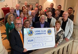 Bürgermeisterin Christine Wolff (1. Reihe, 1. von rechts) überreichte gemeinsam mit dem Lions Club Oldenburg - Lambertus den Scheck über 20.000 Euro an Schulleitungen sowie Lehrerinnen und Lehrer der 15 teilnehmenden Schulen des Walk’n’Art-Festivals. 