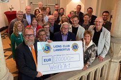 Bürgermeisterin Christine Wolff (1. Reihe, 1. von rechts) überreichte gemeinsam mit dem Lions Club Oldenburg - Lambertus den Scheck über 20.000 Euro an Schulleitungen sowie Lehrerinnen und Lehrer der 15 teilnehmenden Schulen des Walk’n’Art-Festivals. Foto: Stadt Oldenburg 