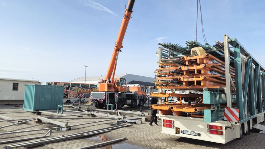 Der Aufbau der Achterbahn „Trapper Joes Crazy Mine“ auf dem Kramermarkt am 17. September 2025. Foto: Stadt Oldenburg