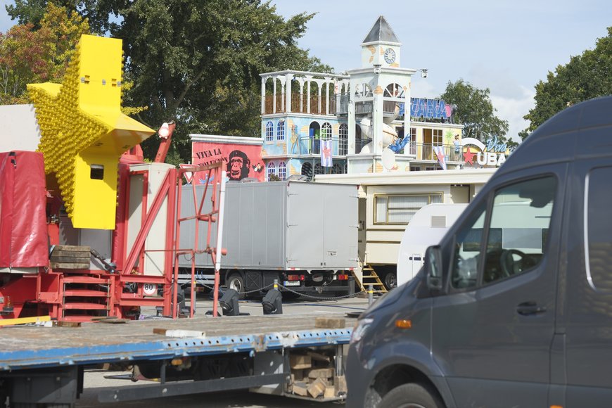 Das Laufgeschäft „Viva Cuba“ beim Aufbau auf dem Kramermarkt am 22. September 2025. Foto: Sascha Stüber