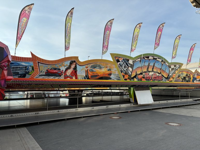 Der Autoscooter „Nitro The Race“ beim Aufbau am 29. September 2026. Foto: Stadt Oldenburg
