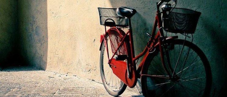 Das rote Fahrrad. Foto: Marko Cassé